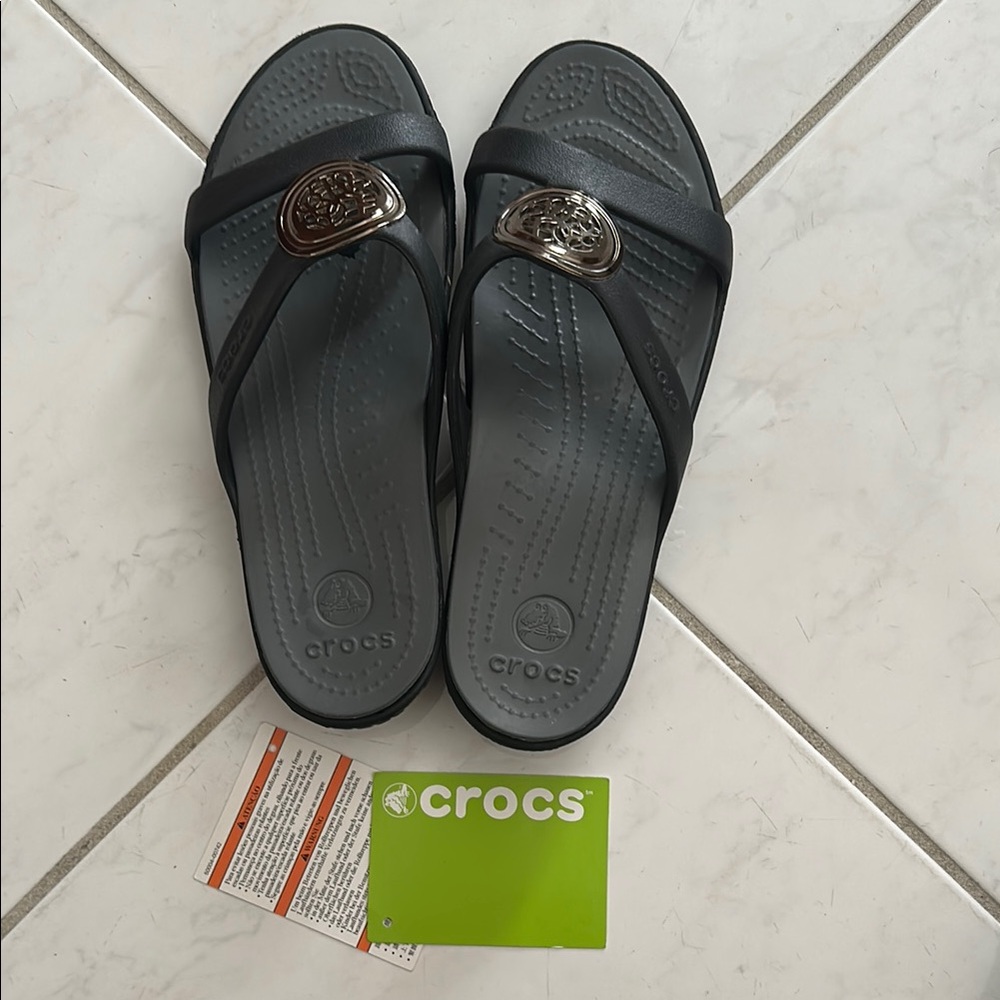CROCS Black SANRAH CIRCLE sandals with medallion, relaxed fit. NEW WITH TAGS